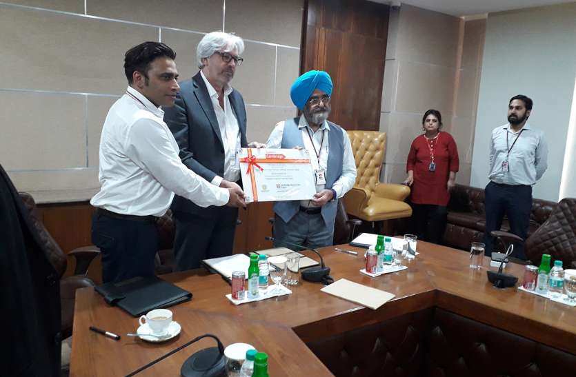 Cambridge English signs MoU with Chandigarh University, Gharuan शिक्षकों एवं विद्यार्थियों के अंग्रेजी भाषा कौशल को बढ़ावा