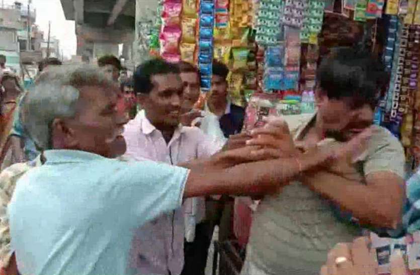 Chain snatcher brutally beaten महिला से चेन छिनकर भाग रहे लुटेरे को लोगों ने जमकर पीटा, LIVE वीडियो