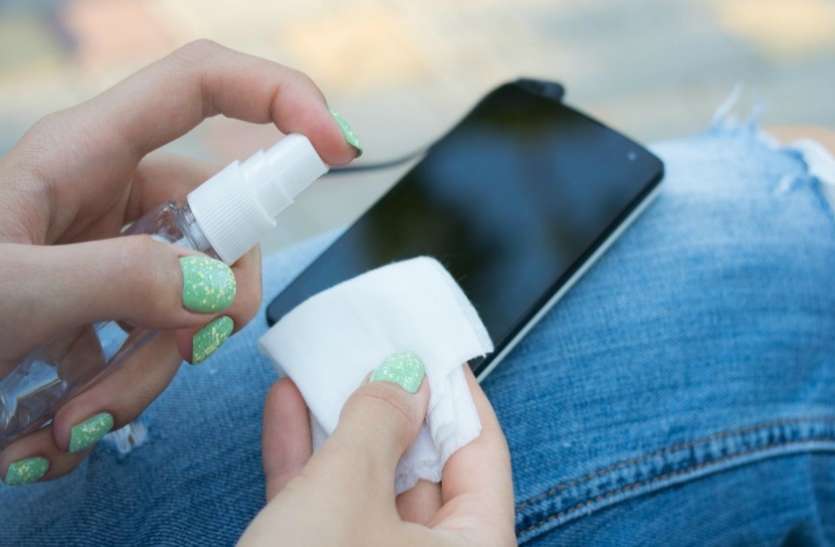 clean a touch screen mobile स्मार्टफोन की टचस्क्रीन को ऐसे करें साफ, आपका पुराना फोन दिखने लगेगा नया