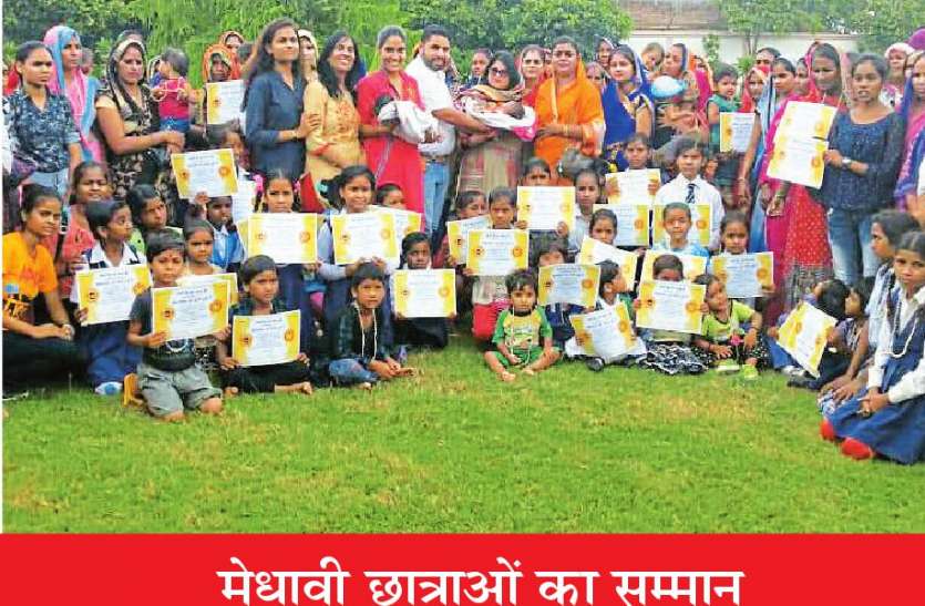 Best Performer मेधावी छात्राओं का किया सम्मान