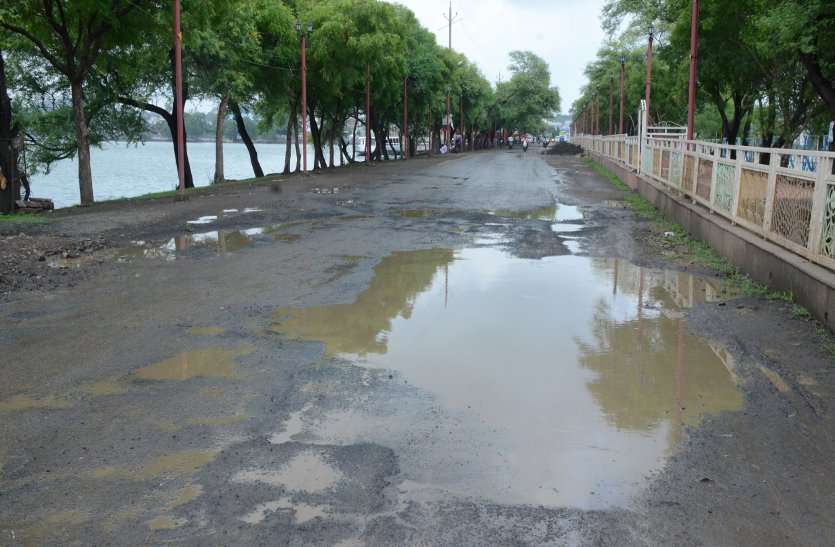 सागर के संजय ड्राइव रोड500 मीटर सड़क में 500 से भी ज्यादा गड्ढे लोग आए दिन हो रहे हादसे का शिकार सागर के संजय ड्राइव रोड500 मीटर सड़क में 500 से भी ज्यादा गड्ढे लोग आए दिन हो रहे हादसे का शिकार