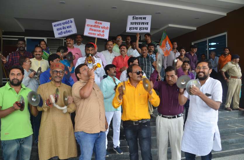ddewas पहले टीआई को हटाने के लिए उतरना पड़ा सडक़ पर तो अब बजाने पड़ रहे झांझ-मंजीरे..