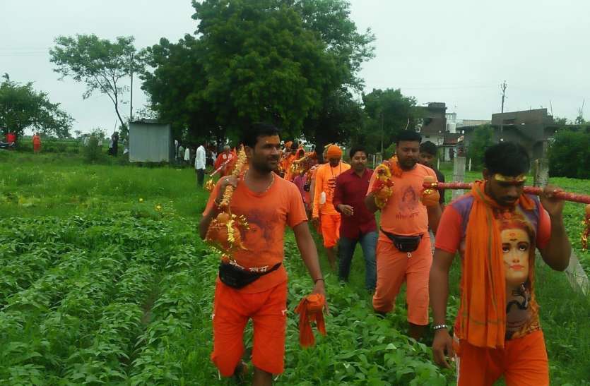 dewas स्कूल पहुंचने में होती थी परेशानी...ग्रामीणों ने चंदा कर खरीदी जमीन, बनाएंगे रास्ता