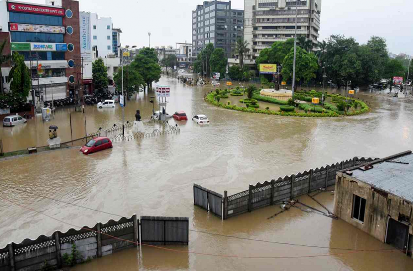 Vadodara Rains वडोदरा में भारी बारिश से सड़के बनीं तालाब, घरों में घुसे मगरमच्छ