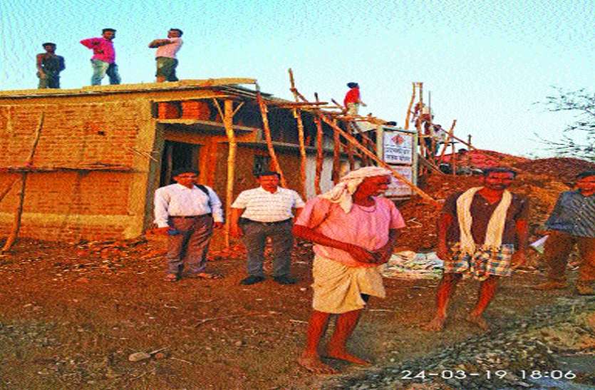Allotment of houses to beneficiaries हितग्राहियों को आवासों का आवंटन