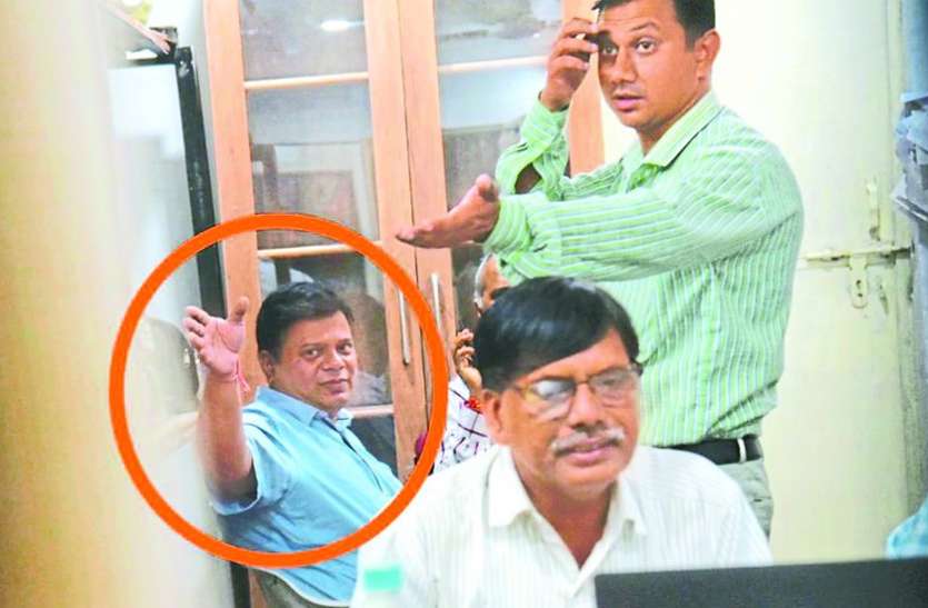 indore तीन लाख की रिश्वत लेने वाले ‘घूसखोर’ पर गिरी गाज, रात 2.30 बजे बिगड़ी तबीयत तो ले गए अस्पताल