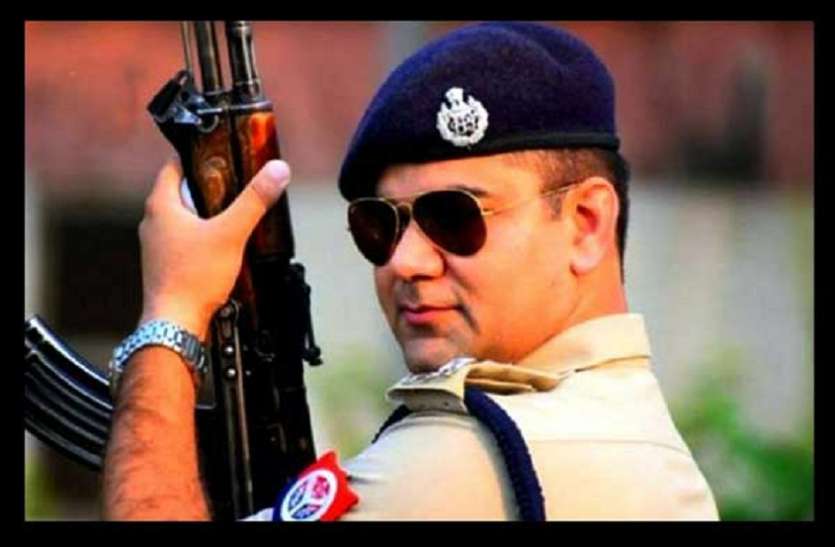 ips ajaypal sharma Rampur: Azam Khan के घर के बाहर एनकाउंटरमैन ने लगवाया नोटिस, कहा- अपने साथ गनर रखें- देखें वीडियो