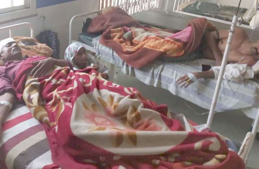 Bloody struggle जरा सी बात पर हो गया खूनी संघर्ष, बीच-सड़क पर चले हथियार, तार-तार हो गए रिश्ते