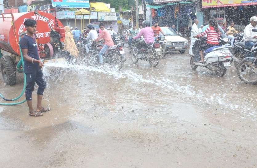 Careless municipal officers यहां नगरपालिका के अफसर दूसरों को दे रहे पानी बचाने की सीख खुद कर रहे दुरुपयोग