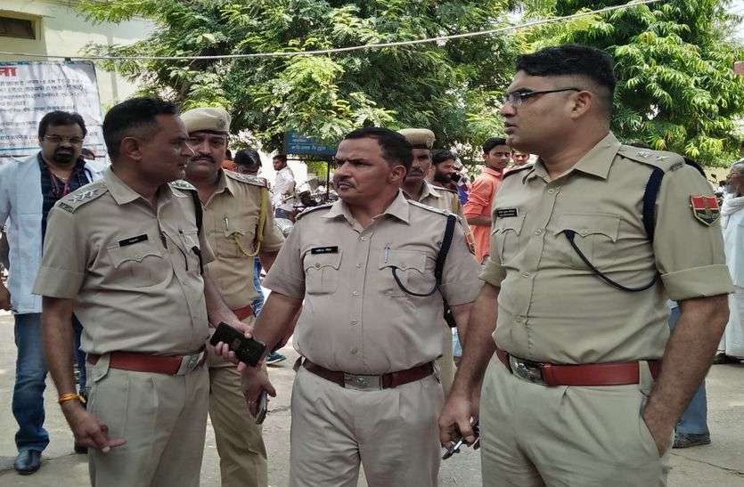 Firing in front of court, two injured हाइवे पर कोर्ट के सामने फायरिंग, दो घायल