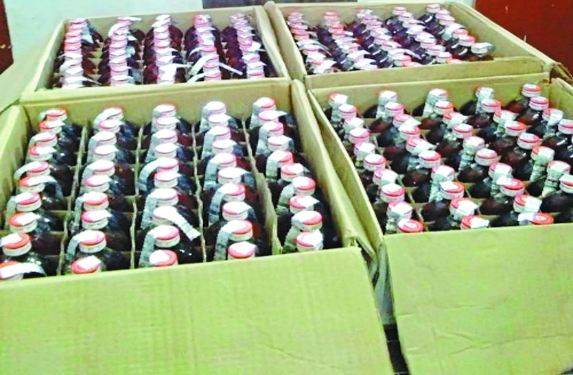 Police seize MP illegal liquor, crime news chhattisgarh बड़े पैमाने पर हो रही MP के शराब की तस्करी, छापा मरकर पुलिस ने जब्त किए चार पेटी शराब