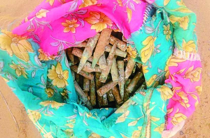 More than four hundred live cartridges found जमीन समतलीकरण के दौरान मिले 4 सौ से अधिक जिन्दा कारतूस