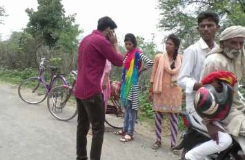 eve teaser say sorry to girl in mahoba छात्राओं को छेड़ रहे मनचलों को सिखाया गया सबक, सार्वजानिक मांगी माफ़ी,देखें वीडियो
