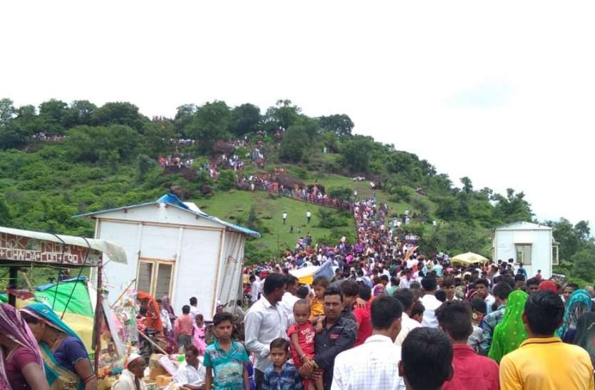 patrika ढाई किलोमीटर कीचड़ भरे मार्ग से पहुंचे महादेव के दर्शन करने