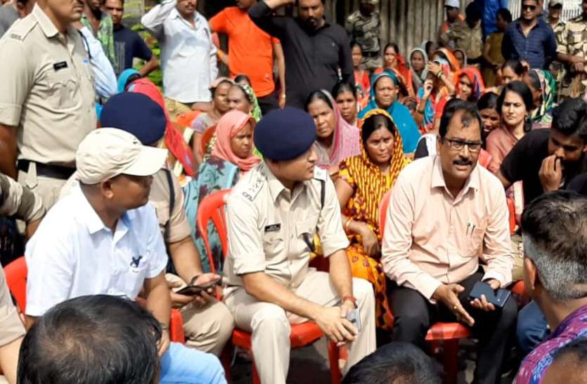 इस बात को लेकर लोगों ने कुसमुण्डा जीएम दफ्तर के गेट पर जड़ दिया ताला, सात घंटे तक प्रदर्शन, पढि़ए खबर... इस बात को लेकर लोगों ने कुसमुण्डा जीएम दफ्तर के गेट पर जड़ दिया ताला, सात घंटे तक प्रदर्शन, पढि़ए खबर...