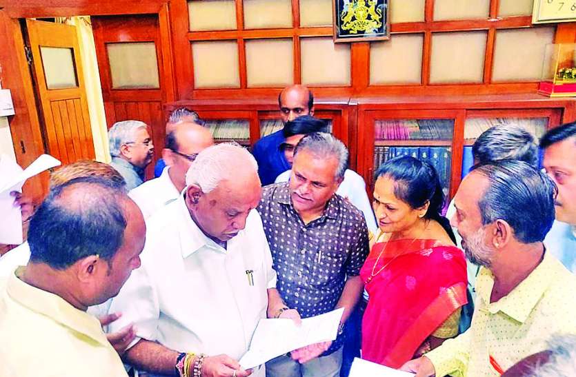 memorandum to Chief Minister कर्नाटक ऋण राहत अधिनियम के विरोध में जुटे पॉन ब्रोकर्स