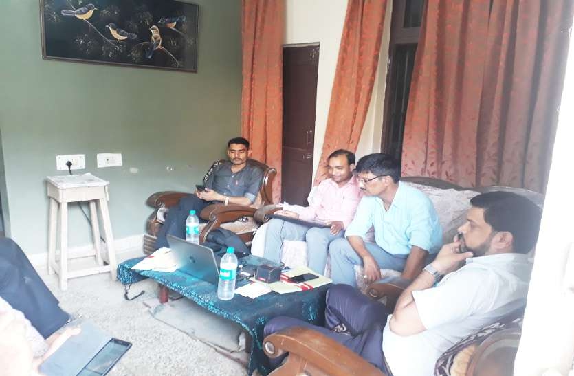 lokayukt police raid at land record clerk officer house in gwalior VIDEO: ग्वालियर में लैंड रिकॉर्ड के बाबू के घर लोकायुक्त का छापा, बाबू के घर हो चुकी है 2.5 करोड़ की चोरी