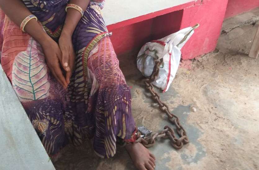 rape जंजीरों से बांधकर किया विवाहिता से सामूहिक बलात्कार, पति और रिश्तेदारों पर लगाया आरोप