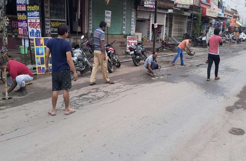 सहयोग के नाम पर किसी ने सीमेंट तो किसी ने लाया गिट्टी, फिर लोगों ने मिलकर कर दिया ये बड़ा काम... सहयोग के नाम पर किसी ने सीमेंट तो किसी ने लाया गिट्टी, फिर लोगों ने मिलकर कर दिया ये बड़ा काम...