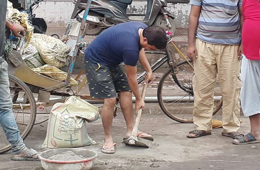 सहयोग के नाम पर किसी ने सीमेंट तो किसी ने लाया गिट्टी, फिर लोगों ने मिलकर कर दिया ये बड़ा काम...