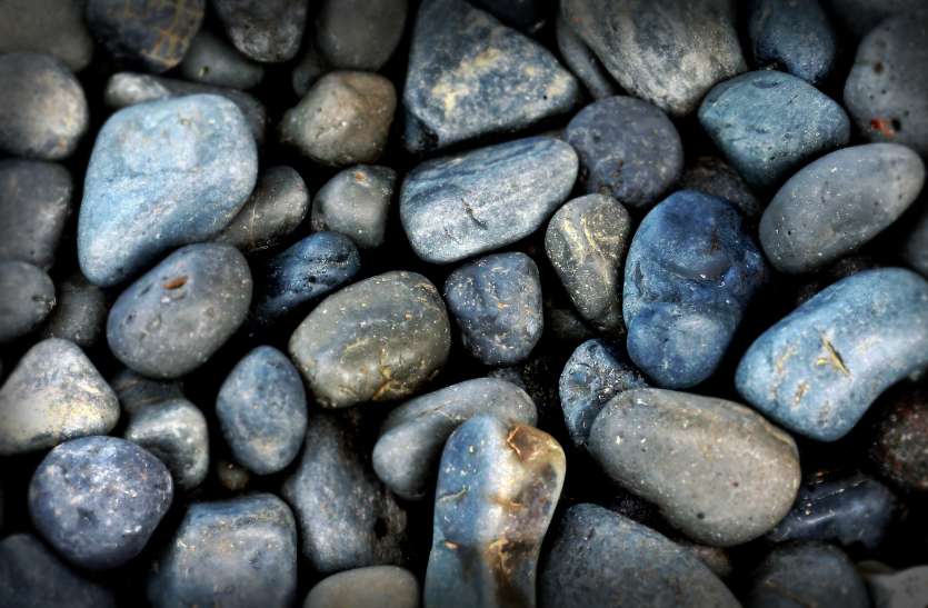 stones यहां रात के अंधेरे में होती है पत्थरों की बरसात, लोगों का डर के मारे निकलना मुश्किल