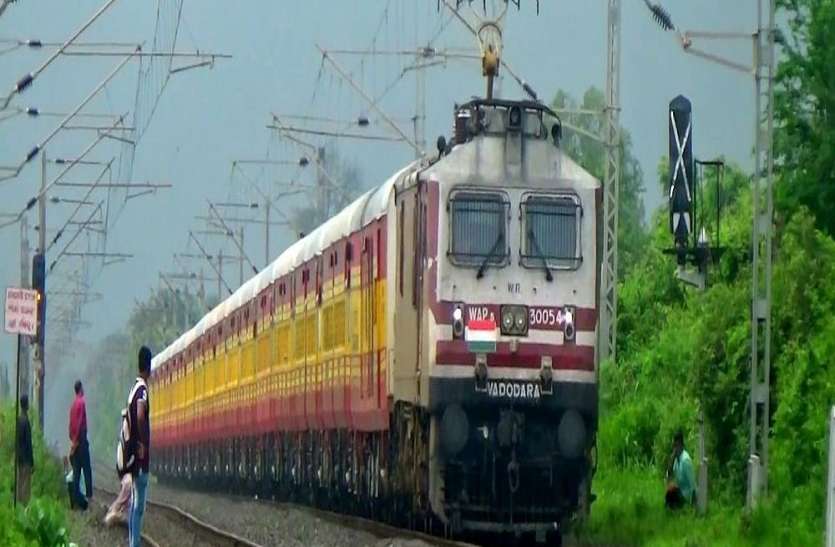 surat photo वडोदरा के आसपास ट्रेक पर जलजमाव से 21 ट्रेनें रद्द