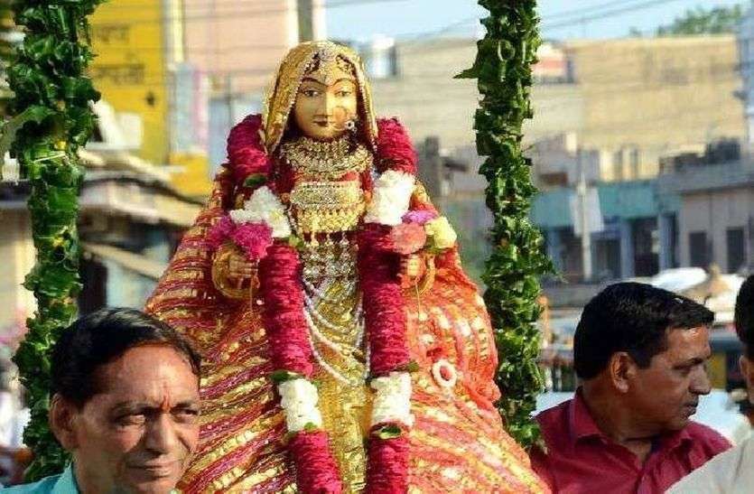 Hariyali Teej 2019 : हरियाली तीज जो श्रावण मास की शुक्ल पक्ष की तृतीया को मनाया जाता है। सीकर की तीज भी एतिहासिक है। करीब 331 वर्ष से ज्यादा से यहां तीज की सवारी निकाली जा रही है। हरियाली तीज: 236 वर्ष पुरानी इस प्रतिमा की चमक आज भी बरकरार, आज निकलेगी सवारी, जानिए महत्व