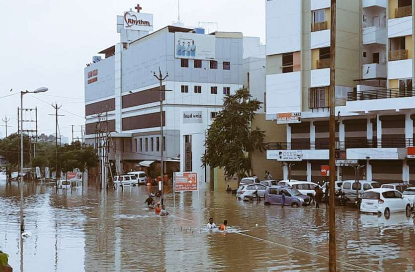 Water in Vadodara begins to subside on the third day वडोदरा में भरा पानी तीसरे दिन कम होना शुरू