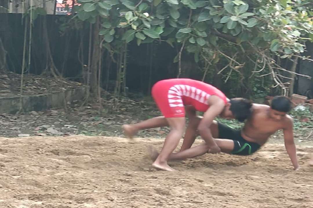 डॉ संपूर्णानंद स्पोर्ट्स स्टेडियम में कुश्ती के दांव सीखती महिला पहलवान