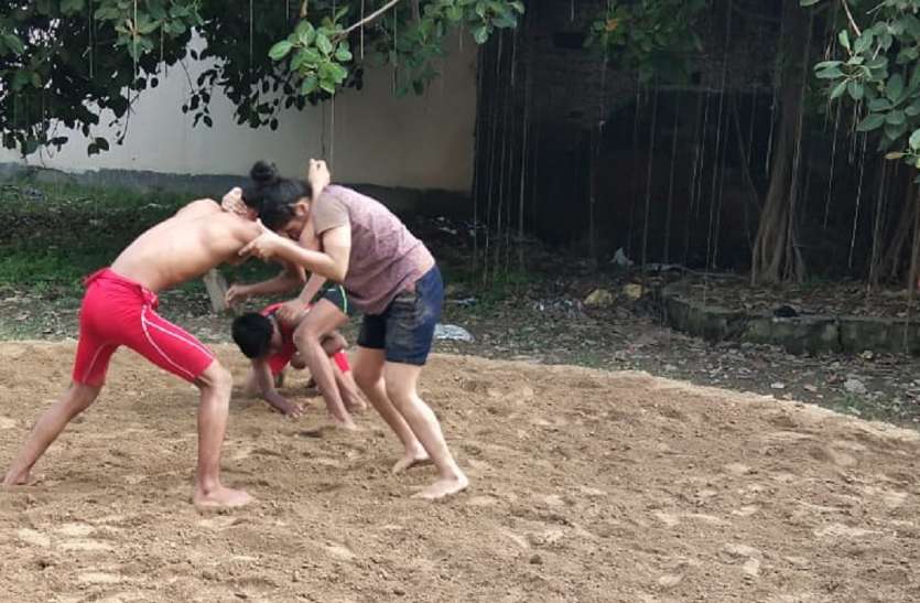 डॉ संपूर्णानंद स्पोर्ट्स स्टेडियम में कुश्ती के दांव सीखती महिला पहलवान #NagPanchami2019-नाग पंचमी से काशी के इस खेल का है पुराना रिश्ता, जानें अबकी क्या होने जा रहा है नया...