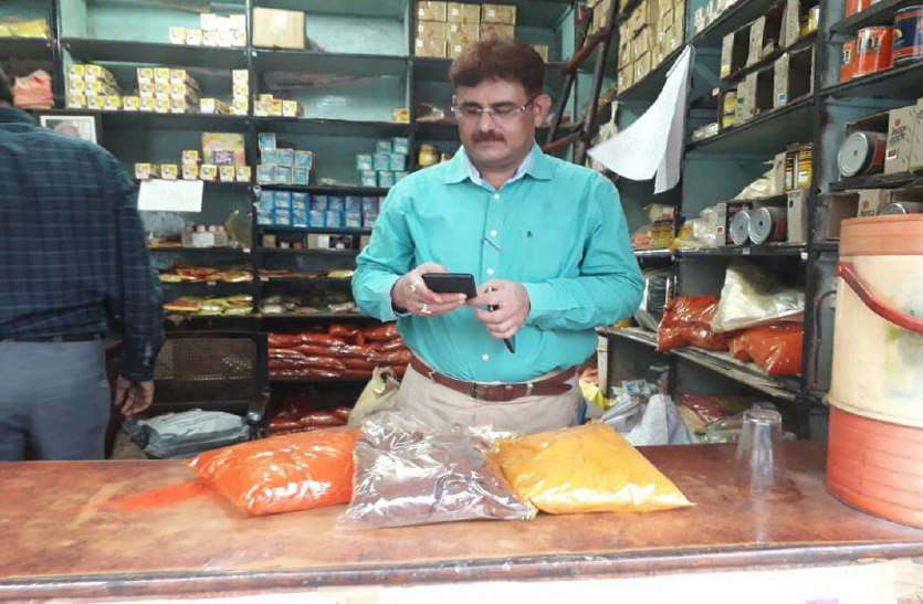 raid on masala factory in gwalior मसाला फैक्ट्री में छापेमारी, फैक्ट्री संचालक ताला लगाकर हुआ फरार, ताला तोड़कर मारा छापा