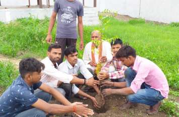 To save the environment, each plant has to be planted and planted. पर्यावरण बचाना तो हर एक को पौधा लगाकर उसकी देखरेख करना होगी