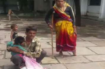 couple struggling to get home under pradhanmantri awas yojana तेज बारिश से ढह गया मकान, घर बनवाने पर प्रधान ने मांगे 20 हजार, पैसे न मिलने पर किया अभद्र व्यवहार