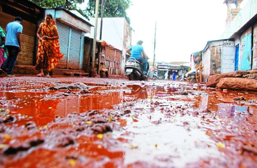 Gwalior city road in danger condition people injured during travelling