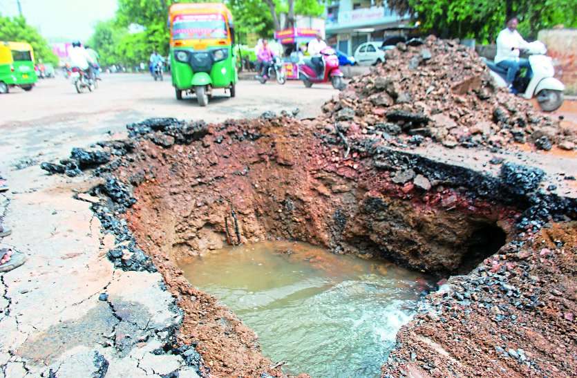 Gwalior city road in danger condition people injured during travelling सडक़ों पर गिर रहे लोग, निगम कमिश्नर बोले, बारिश के बाद कराएंगे मरम्मत