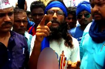 Police Inspector Stop Bheem Army Member to Play Ambedkar Sandesh Audio भीम आर्मी के सदस्य को थानेदार ने अंबेडकर संदेश बजाने से रोका, थाने में बैठाया, की बदसुलूकी!