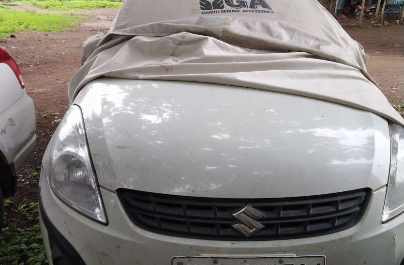 Maruti standing in police station premises लूट के मामले में जिस कार को पुलिस दो दिन से ढूंढ रही वह थाना परिसर में ही खड़ी मिली