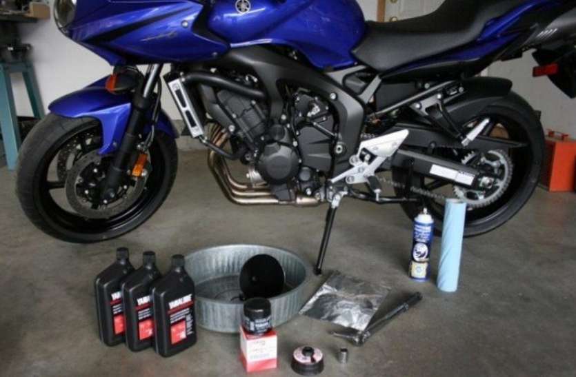 bike mileage बढ़ाना चाहते हैं बाइक का माइलेज तो इंजन ऑयल के साथ मिला दें ये लिक्विड
