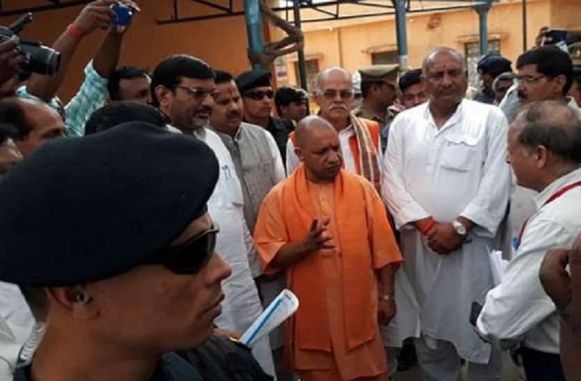 CM Yogi Adityanath will come down helicopter in chitrakoot यूपी के इस जिले में उतरेगा सीएम योगी का उड़न खटोला, दो दिवसीय प्रवास पर रहेंगे मुख्यमंत्री