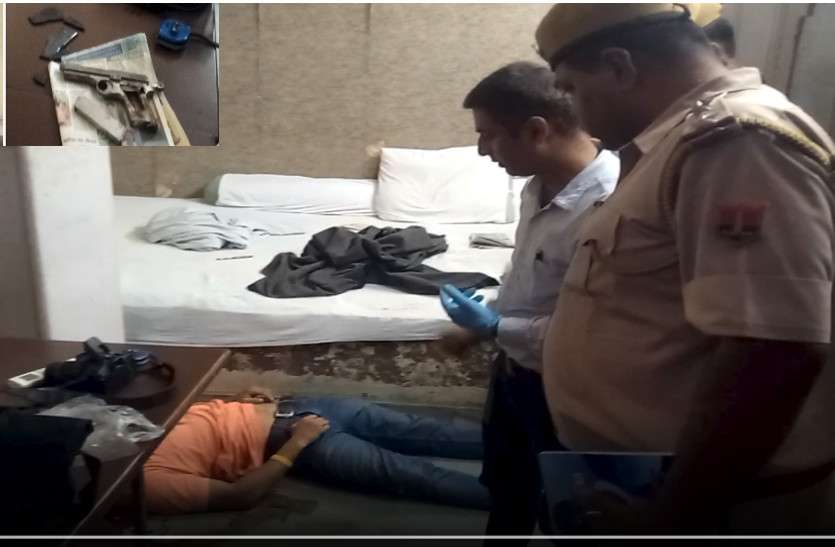 young man Death due to bullet दोस्तों के साथ शोरुम में आए युवक की कनपटी पर गोली लगने से मौत, जांच में जुटी पुलिस