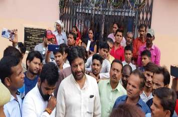 Congress workers protest in Lalitpur प्रभारी मंत्री के लोकार्पण के बाद गहन चिकित्सा इकाई में लगाया ताला, कांग्रेस ने जमकर किया प्रदर्शन