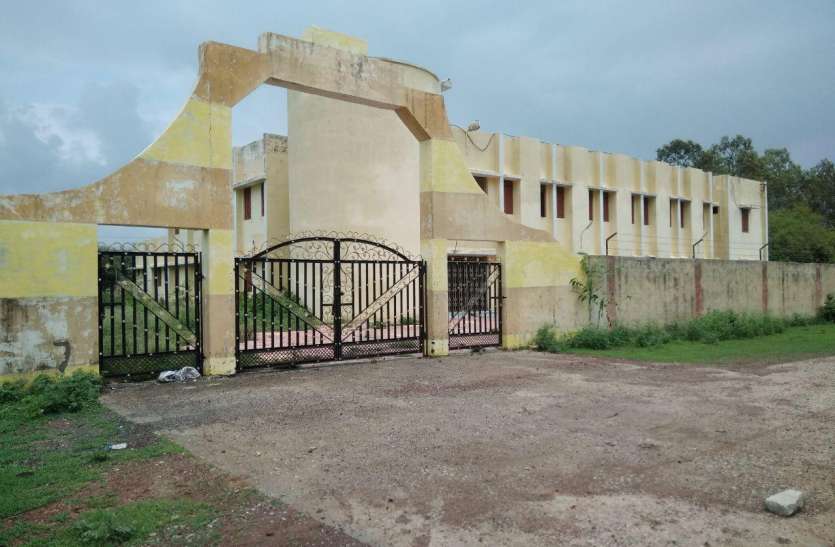 patrika छात्राओं के लिए बनाया 1.5 करोड़ का भवन 6 साल से खा रहा धूल