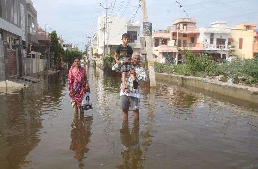 water-is-not-less-than-three-days-life-in-crisis तीन दिन से घटा नहीं पानी,आफत में जिंदगानी