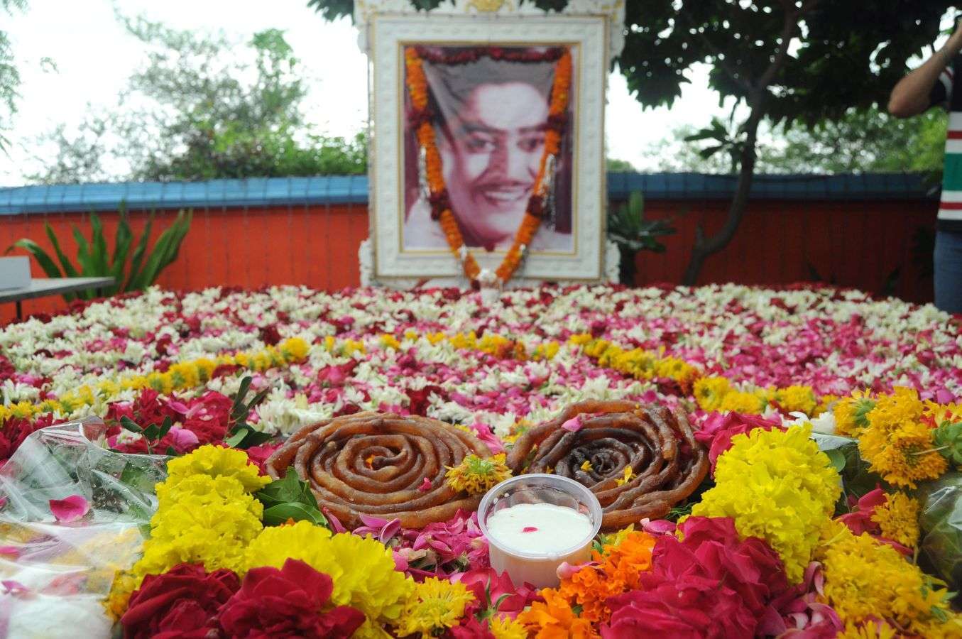 किशोर कुमार का जन्मदिन मनाया किशोर कुमार के पैतृक निवास को आकर्षक सजाया, गीतों की दी प्रस्तुति किशोर कुमार का जन्मदिन मनाया किशोर कुमार के पैतृक निवास को आकर्षक सजाया, गीतों की दी प्रस्तुति