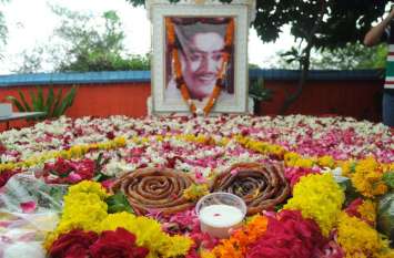 90th birth anniversary singer Kishore Kumar celebrated in Khandwa Madh किशोर कुमार का जन्मदिन मनाया