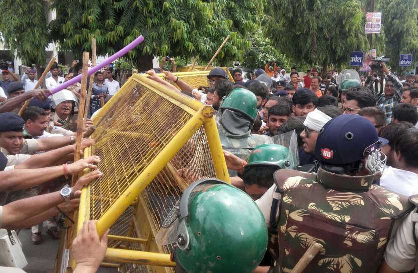 Burnt sticks on ABVP workers, 15 student injured एबीवीपी कार्यकर्ताओं पर बरसी लाठियां