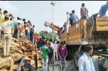 Car and Truck accident in amethi कार के ऊपर पलटा ट्रक, रेस्क्यू में कार का दरवाजा काटकर निकाले गए सवार, एक की मौत