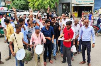 Celebration in Balrampur after section 370 removed from jammu kashmir Article 370 हटने पर जश्न का माहौल, भांगड़ा नृत्य पर जमकर झूमे लोग, देखें वीडियो
