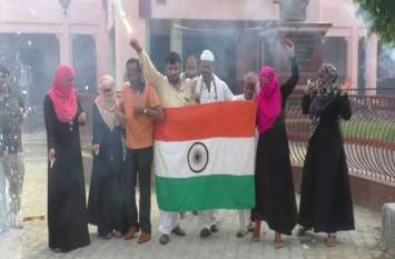 muslim women celebrate removal of arictle 370 #Article370 हटाए जाने पर तिरंगा लेकर निकलीं मुस्लिम महिलाएं, फोड़े पटाखे, कहा पूरा हुआ सपना