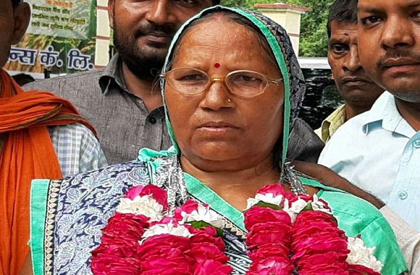 Bjp candidate awadhrani उपचुनाव में भाजपा की जीत, दो बार अध्यक्ष रहीं मधुपति हारी